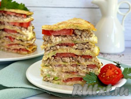 А затем нежный, вкусный кабачковый торт с достаточно сочной, сытной начинкой из фарша и помидоров можно подавать к столу. А вот как аппетитно этот закусочный тортик выглядит в разрезе. Угощайтесь!