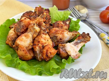 Переложить румяные, вкусные, нежные куриные плечики из чаши аэрогриля на тарелку и с любимым гарниром подать к столу.