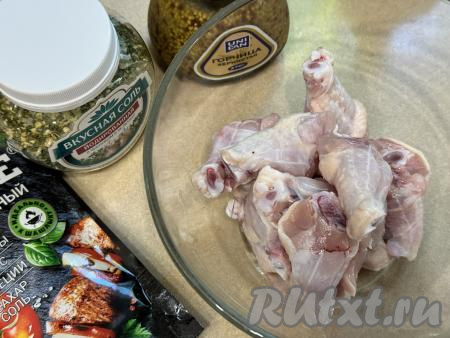 Если вы купили куриные крылышки целиком, тогда нужно разрезать каждое крыло на фаланги. Нам потребуются только плечики, то есть самая мясистая часть крыла. Плечики куриных крыльев промыть водой, обсушить, выложить в глубокую миску.
