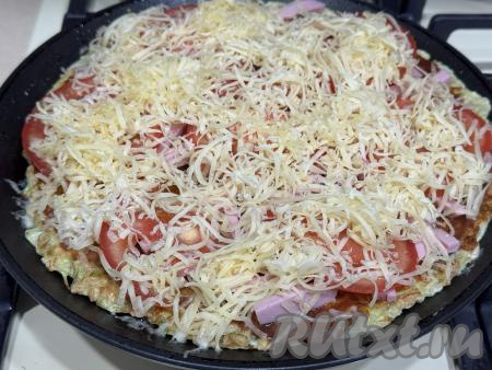 Кабачковую пиццу присыпать сыром, натёртым на мелкой тёрке.