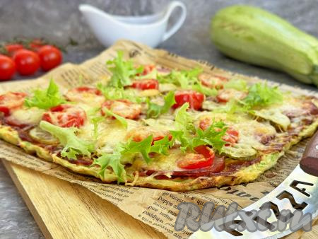 Достать нежную, сочную, вкусную, аппетитную кабачковую пиццу из аэрогриля и, нарезав на кусочки, подать к столу в горячем виде. Я при подаче украсила верх пиццы листьями салата.