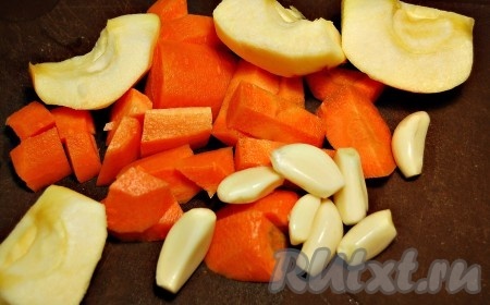Приготовить морковь, яблоки, чеснок. Морковь нарезать небольшими кусочками, яблоки очистить от кожуры и нарезать на четвертинки.