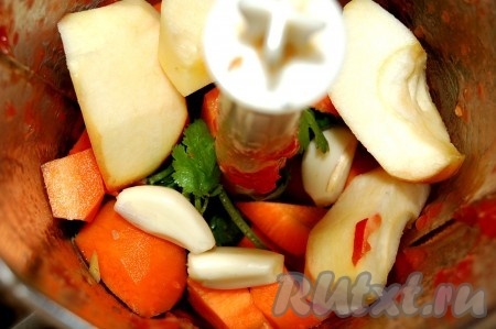 Морковь, яблоки, зелень и чеснок пропустить через блендер до состояния пюре.
