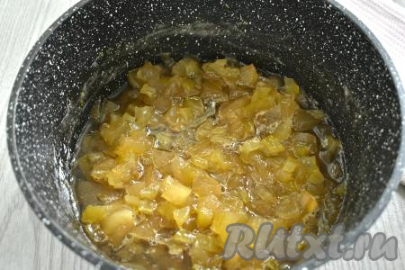 После закипания кабачкового варенья с яблоками уменьшаем огонь до ниже среднего, иногда перемешивая, готовим 1 час. Если в кастрюле жидкости будет мало, можно уменьшить огонь до минимума. Нам нужно, чтобы выпаривалась лишняя жидкость, но при этом важно, чтобы варенье не пригорело. По прошествии часа с момента закипания варенье станет густым, а кабачки и яблоки - прозрачными.