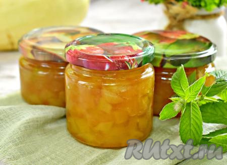 Полностью остывшие банки с кабачково-яблочным вареньем убираем на хранение в тёмное прохладное место (например, в кладовую, подвал или погреб). Зимой это яркое, густое варенье станет приятным дополнением к чаю, блинам, сырникам.