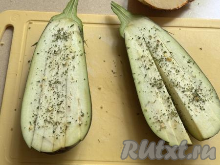 Посолить мякоть баклажана и присыпать любимыми специями (я использовала пряную соль с чесноком и укропом).