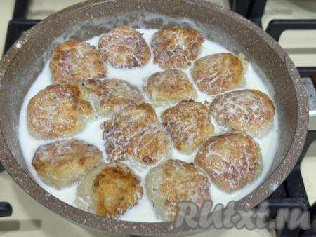 В отдельную ёмкость влить сливки и 50 миллилитров воды, подсолить по вкусу, перемешать получившийся соус до однородности. После того как рыбные тефтели обжарятся до золотистости с двух сторон, влить в сковороду получившийся сливочный соус (он должен покрывать тефтели на 2/3, если необходимо, добавьте ещё немного воды и подсолите соус по вкусу).&nbsp;