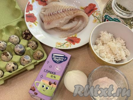 Подготовить продукты для приготовления рыбных тефтелей в сливочном соусе на сковороде. Рис промыть водой, затем выложить в кастрюлю с кипящей подсоленной водой, перемешать, дать закипеть, уменьшить до минимума огонь, отварить рис до готовности (в течение 20-25 минут с момента закипания воды), затем откинуть на сито, дать остыть. При желании можно взять и грамм 150 варёного риса, оставшегося с обеда или ужина. Для этого блюда можно взять филе любой белой рыбы (у меня - минтай, можно взять, например, треску или хека). Рыбку можно разделать на филе в домашних условиях, отделив слегка размороженную рыбу от кожи, хребта, костей и внутренностей. Можно использовать и покупное рыбное филе, уже отделённое от костей. Полностью разморозить рыбное филе. Лук почистить. Сливки можно взять жирностью 10-20% (я использовала жирностью 10%). 