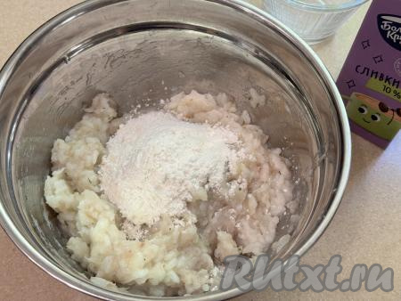 В миску с фаршем выложить остывший рис, всыпать муку.