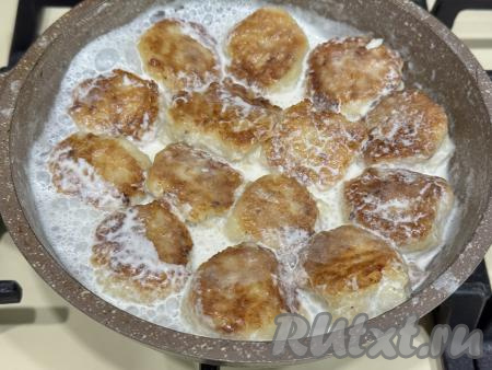 Дать соусу из сливок закипеть, убавить огонь до минимума, накрыть сковороду крышкой, тушить рыбные тефтели 5-7 минут. Затем убрать с огня.