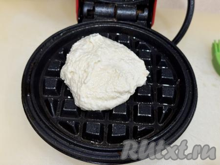 Вафельницу хорошо разогреть, смазать створки растительным маслом, после этого выложить в центр нижней панели 1 столовую ложку теста.&nbsp;