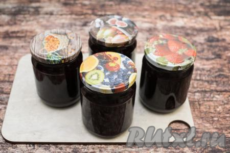 Сразу банки тщательно закрутить (или закатать) прокипячёнными крышками. Не переворачивая, укутать банки со всех сторон в одеяло и оставить их до полного остывания.