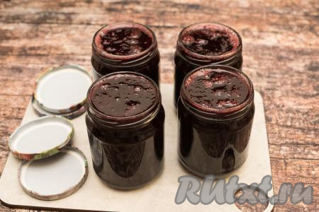 После того как ежевичное варенье с апельсином с момента закипания проварится 20 минут, сразу разлить его по стерильным банкам. Из предложенного количества ингредиентов у меня получились 4 банки объёмом по 0,5 литра и ещё совсем немного варенья осталось на пробу.