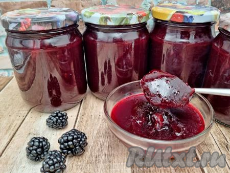 Варенье, приготовленное из ежевики с апельсином, получается очень ярким, ароматным, нежным. После полного остывания оно становится достаточно густым и напоминает желе. Есть его с чаем, блинами, оладушками - одно удовольствие!