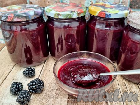 Баночки с полностью остывшим ежевично-апельсиновым вареньем переставить на хранение в прохладное тёмное место (например, в подвал, кладовую или погреб).