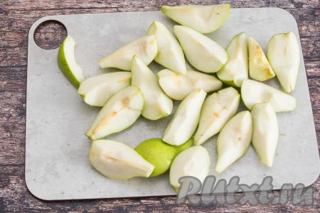 Груши тоже вымыть, нарезать на средние кусочки, вырезая семенную коробку с семечками. Если на поверхности кожуры есть какие-то дефекты, их лучше вырезать.
