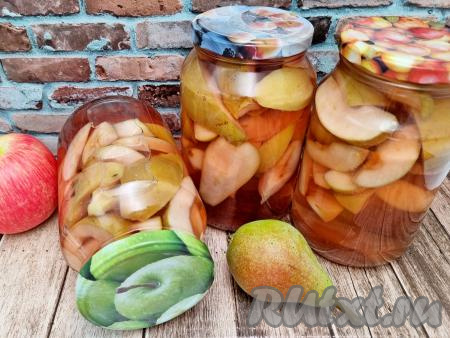 Остывшие банки с компотом из яблок и груш переставить на хранение в тёмное и прохладное место. Зимой вам лишь нужно будет открыть банку, развести компот водой по вкусу и у вас на столе будет ароматный, насыщенный напиток, который порадует своим вкусом и деток, и взрослых!