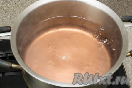 В кастрюлю с водой, слитой из банок, добавить сахар и лимонную кислоту, перемешать столовой ложкой, поставить на достаточно сильный огонь. Дать сиропу в кастрюле закипеть, варить 3 минуты, иногда перемешивая (весь сахар должен полностью раствориться).