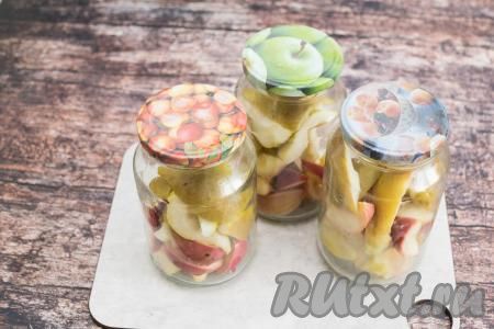 Сразу банки с фруктами накрыть крышками.
