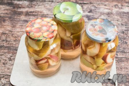 Сразу закрутить (или закатать) банки с яблочно-грушовым компотом крышками. Банки перевернуть, укутать со всех сторон в одеяло (или плед) и оставить в таком виде до полного остывания.