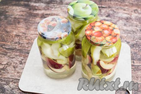 Банки с фруктами накрыть прокипячёнными крышками и оставить на 20 минут.