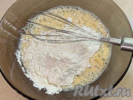 К получившейся смесь всыпать примерно 1 столовую ложку муки.&nbsp;Перемешать кляр венчиком до однородности. Затем начать подсыпать по 0,5 столовой ложки муки, каждый раз полностью вмешивая её и контролируя густоту кляра. Итоговый кляр должен получиться однородным, напоминать по консистенции густой кефир. Как только замесили кляр нужной густоты, значит больше муку добавлять не нужно.