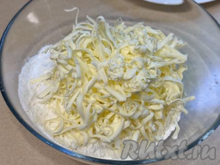 Прежде всего замесим песочное тесто для курника. Для этого в глубокую миску нужно всыпать 200 грамм муки и соль. Сливочное масло достать из холодильника, натереть на крупной тёрке в миску с мукой и солью.&nbsp;