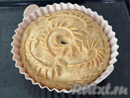 Поставить форму с курником с курицей и картошкой&nbsp;на противень и поместить в разогретую до 170 градусов духовку, выпекать пирог 60 минут (до лёгкого подрумянивания&nbsp;песочного теста).&nbsp;