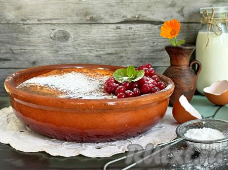 Форму с готовой запеканкой достать из чаши аэрогриля. Чтобы запеканка нарезалась на ровные кусочки, нужно дождаться, пока она хорошо остынет.