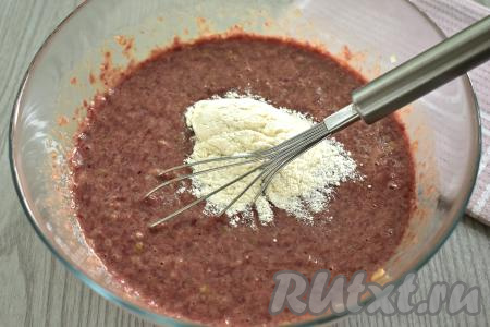 В миску с печёночно-кабачковой массой всыпаем 1 столовую ложку муки и сразу перемешиваем тесто венчиком (или столовой ложкой) до однородности. Продолжаем добавлять по 1 столовой ложке муки, каждый раз тщательно перемешивая тесто и контролируя его консистенцию. Итоговое тесто для печёночно-кабачковых блинов должно получиться в меру густым и вязким, как только добились нужной густоты теста, значит не нужно больше добавлять муку. Я в общей сложности добавила 5 столовых ложек муки.