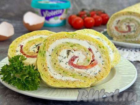 Кабачковый рулет с творожным сыром и помидорами
