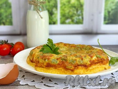 Форму с готовой выпечкой достать из аэрогриля. Переложить аппетитный, вкусный, нежный омлет с сочными кусочками кабачков на тарелку и сразу подать к столу.