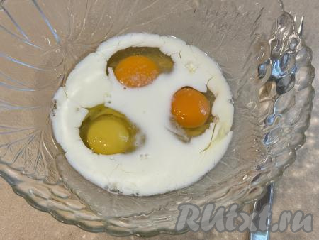 Влить в миску к яйцам молоко.&nbsp;