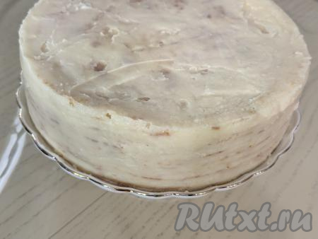 Поставить творожный торт с заварным кремом в холодильник, как минимум, на 4 часа (а лучше на ночь). Затем снять с торта кулинарное кольцо.