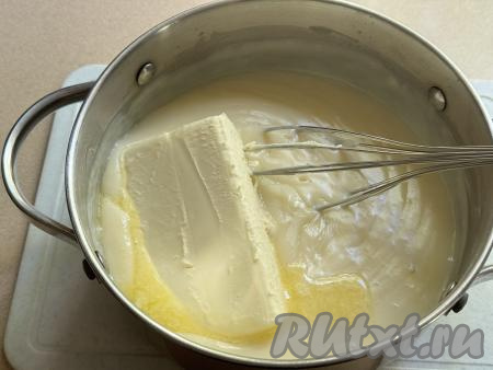 Снять кастрюлю с горячим кремом с огня, сразу добавить сливочное масло комнатной температуры.