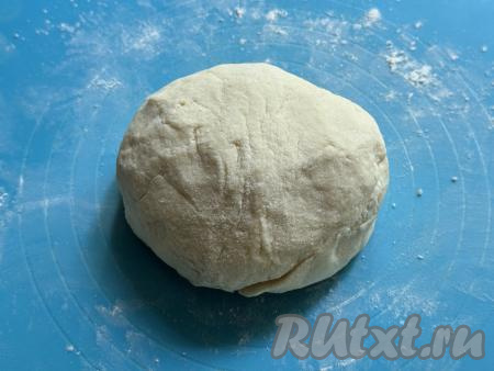 Начать понемногу добавлять оставшуюся муку, каждый раз очень хорошо вмешивая её. После того как тесто станет достаточно густым, начать вымешивать его руками. Подсыпая понемногу муку и вмешивая её, учитывайте, что итоговое творожное тесто должно получиться мягким, нежным, не липнущим к рукам. Возможно, для замешивания творожного теста нужной консистенции потребуется добавить немного больше или меньше муки, чем указано в ингредиентах, ведь многое зависит от влажности творога, размера яйца и качества самой муки, поэтому важно понемногу добавлять муку и, полностью вмешивая её, контролировать консистенцию замешиваемого творожного теста. Как только добились нужной консистенции теста, значит больше муку добавлять не нужно.
