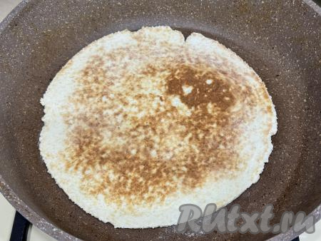 Жарить творожный корж с двух сторон на среднем огне до золотистого цвета.