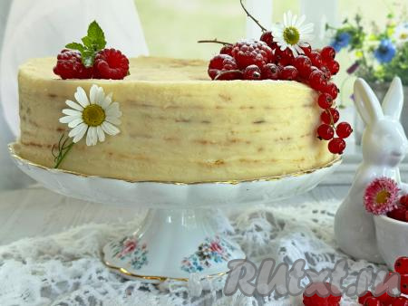 Остатки от обрезки коржей размять руками до состояния крошки. Получившейся крошкой украсить торт сверху. Я не стала этого делать, а просто декорировала тортик свежими ягодами.