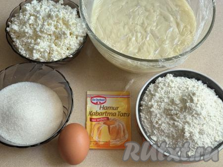 Пока заварной крем остывает, приготовим творожные коржи для торта на сковороде. Творог можно взять любой жирности (я купила жирностью 9%).