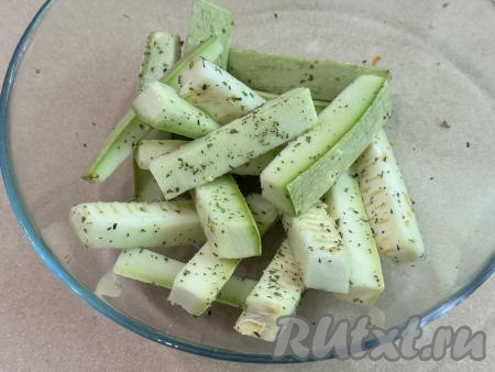 Посолить кабачки, приправить специями по вкусу (в качестве специй я использовала соль, смешанную с сушёными укропом и чесноком, а также чёрный молотый перец). Перемешать кабачки, равномерно покрывая их солью и специями со всех сторон.&nbsp;