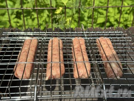 Прежде всего нужно подготовить угли в мангале, они должны быть "седыми", хорошо разогретыми, прямого огня быть не должно. На решётку мангала на небольшом расстоянии друг от друга выложить купаты.