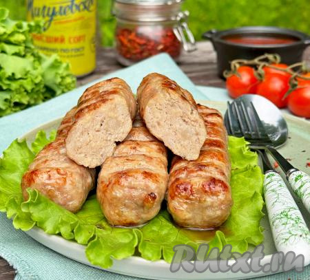 Решётку с готовыми купатами убрать с мангала. Сочные, вкусные, аппетитные купаты с ароматом дымка выложить на тарелку и сразу подать к столу.
