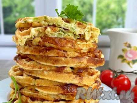 Мягкие, аппетитные, нежные вафли, приготовленные из кабачка и творога в вафельнице, я предпочитаю подавать к столу тёплыми, хотя не менее вкусны они и в остывшем виде.