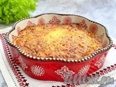 Форму с готовой запеканкой из кабачка и творога достать из аэрогриля, дать немного остыть.&nbsp;