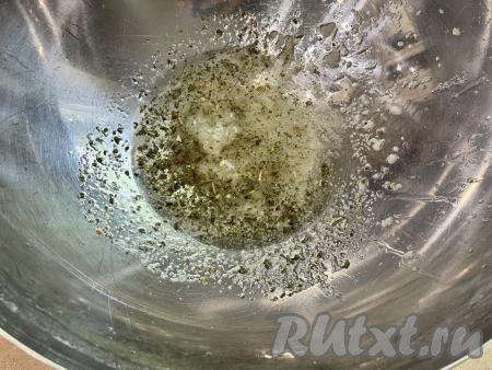 В глубокую миску влить растительное масло, добавить специи по вкусу и пропущенные через пресс очищенные зубчики чеснока, тщательно перемешать масляно-чесночную смесь. Попробовать отваренную цветную капусту на вкус, если она недостаточно солёная, тогда в масляно-чесночную смесь можно&nbsp;добавить немного соли и хорошо перемешать.
