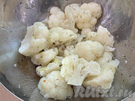 Аккуратно перемешать капусту, покрывая её маслом, чесноком и специями со всех сторон, оставить при комнатной температуре минут на 15-30. За это время нужно будет капусту 2-3 раза аккуратно перемешать, чтобы она равномерно пропиталась чесноком, маслом и специями.&nbsp;