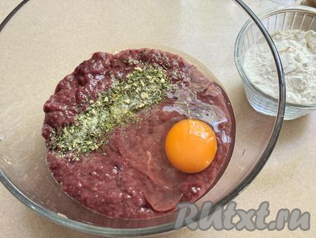 В печёночную массу добавить сырое яйцо, соль, специи (в качестве специй я взяла соль, смешанную с сушёными зеленью и чесноком), перемешать столовой ложкой до однородности.&nbsp;