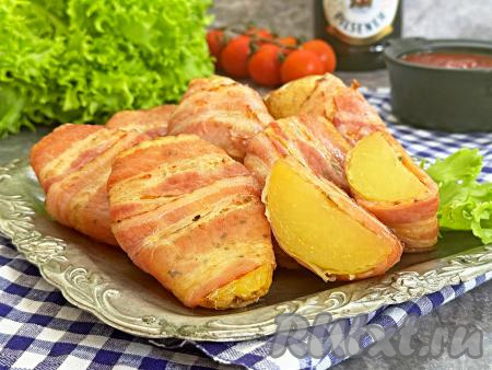 Готовый молодой картофель в беконе переложить из чаши аэрогриля на тарелку и в горячем виде подать к столу. Картошка получается нежной, мягкой, а бекон делает её особенно вкусной и ароматной.