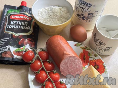 Подготовить продукты для приготовления пиццы на сковороде на молоке без дрожжей. Молоко можно взять любой жирности (я купила жирностью 2,5%). Помидоры вымыть.&nbsp;Колбасу можно взять как варёную, так и полукопчёную или копчёную.