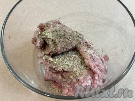 Фарш выложить в миску, всыпать соль и специи для мяса. Тщательно вымесить фарш руками.
